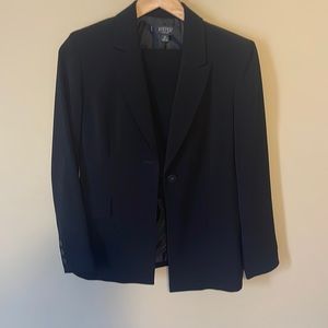 Skirt suit